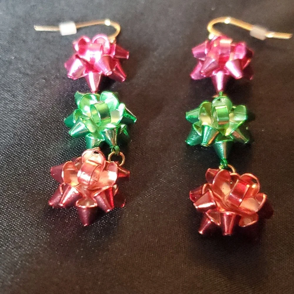 NWOT Gold Tone Gift Bow Earrings‎